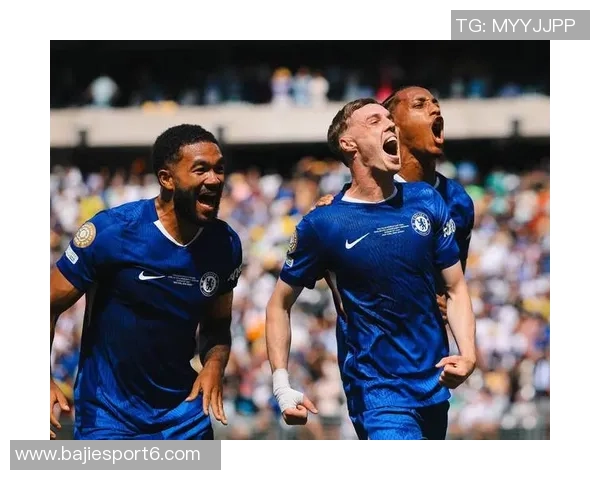 切尔西球迷高呼阿布名字举起BlueCoOut旗帜表达不满情绪