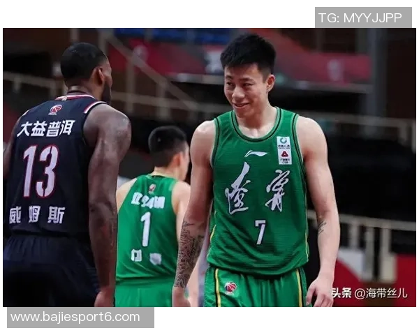 弗格正式加盟上海队新赛季与张镇麟携手再战篮球赛场