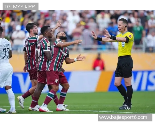 弗拉门戈门将失误送礼对手轻松进球引发全场哄笑 弗拉门戈门将失误送礼对手轻松进球引发全场哄笑